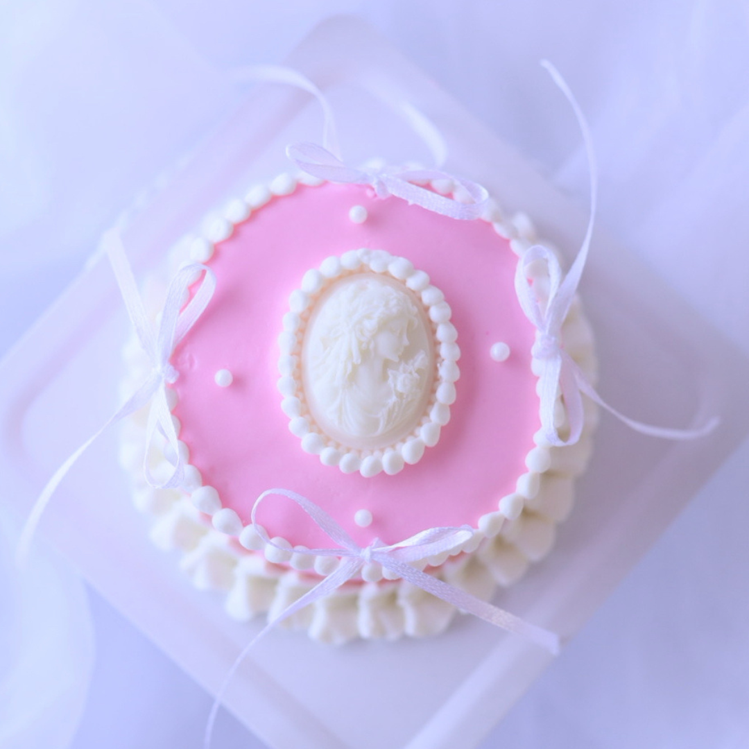 カメオとピンクのケーキ3号サイズ